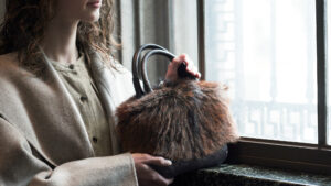 秋冬のレディースファーバッグ｜一瞬で季節を纏う、野性美のダークブラウン