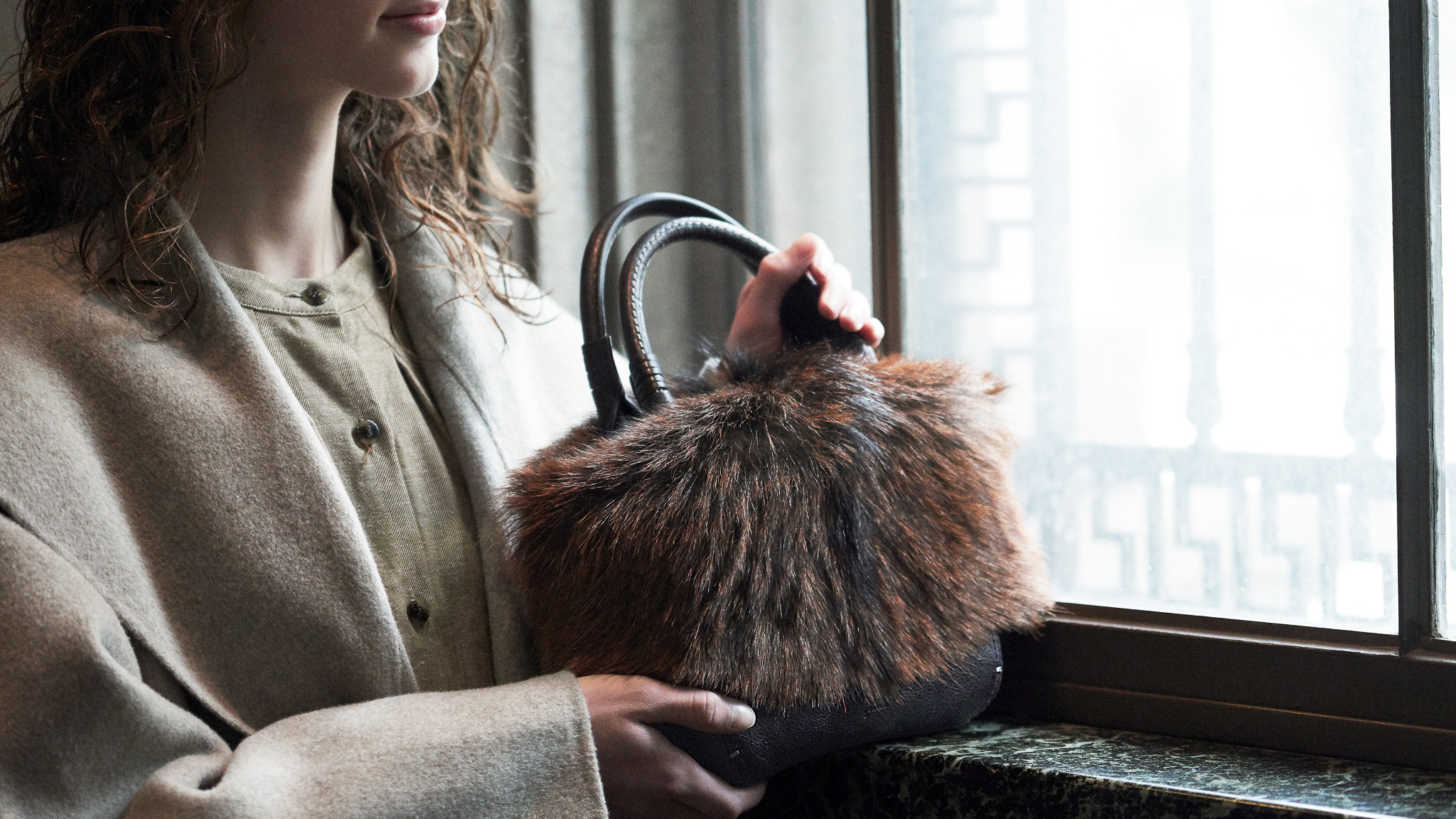 秋冬のレディースファーバッグ|一瞬で季節を纏う、野性美のダークブラウン