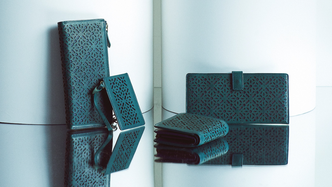 穏やかな強さ、新色ブルーグリーンのおしゃれ財布|長財布からパスケースまで全4型