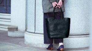 一生モノの黒バッグ｜山羊革が放つメンズ・レディース対応のぶれない存在感