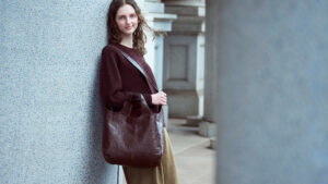 飾らないレザーバッグ｜野趣あふれる本革を、そのままに