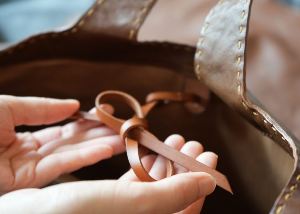 革ひもで仕上げるクロージャー