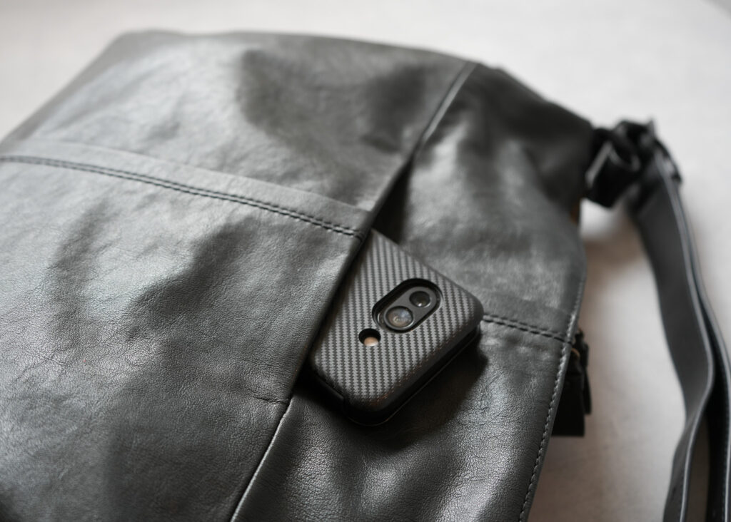 外ポケットと調整可能なベルト