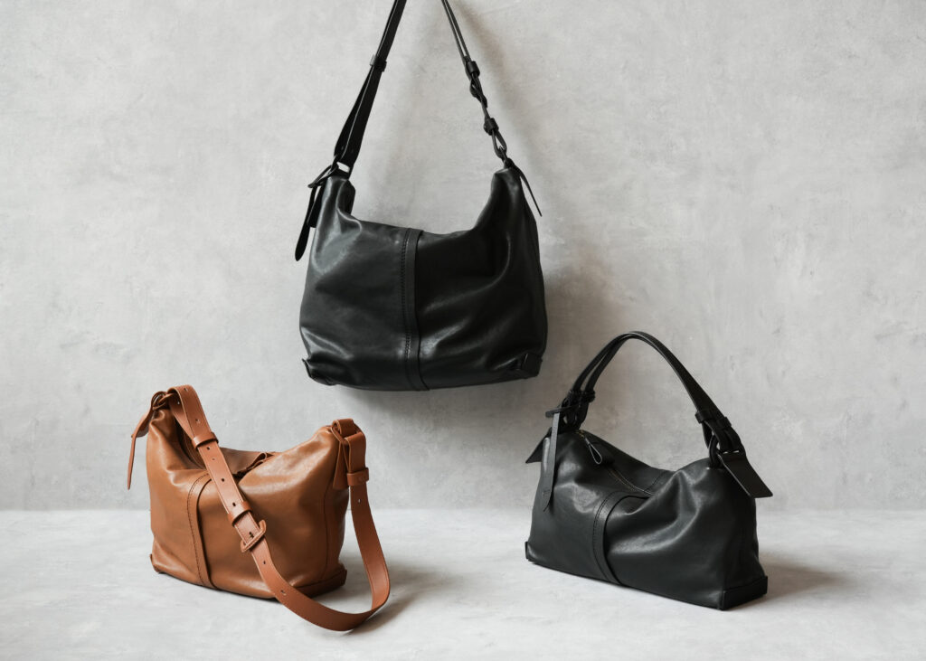 軽やかに持ち歩けるクロスボディバッグ