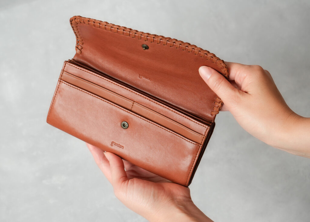 フラップデザインが生む手触りの心地よさ