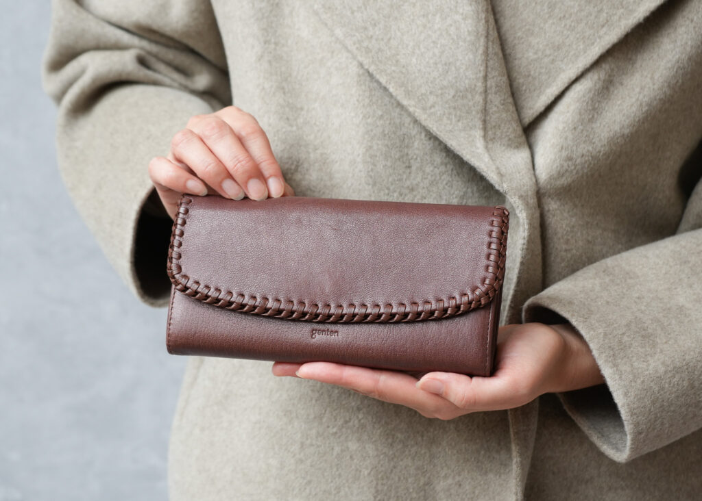 触れた瞬間にわかる、羊革財布のやさしさ