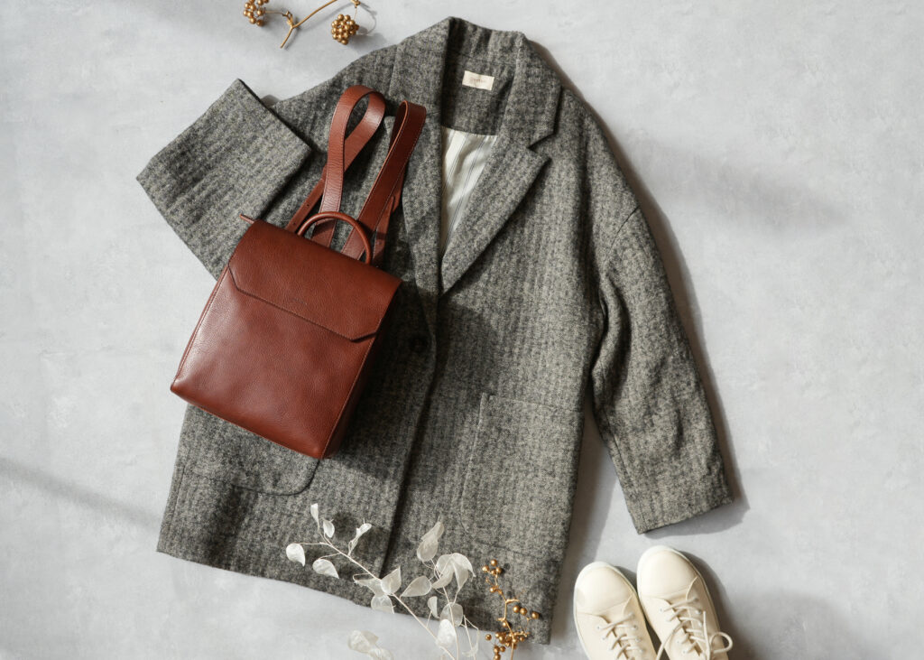 リュック|冬の装いを軽やかに引き立てる