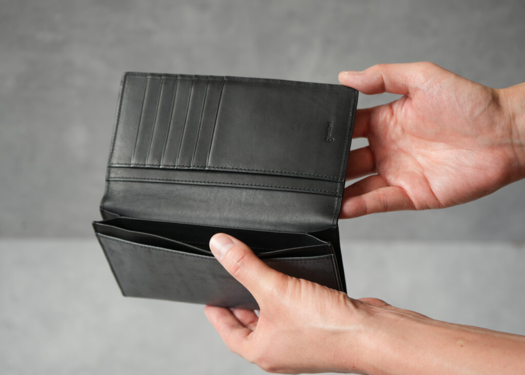 お札とカードに特化した長財布|かさばらず、スマートに持ち歩く