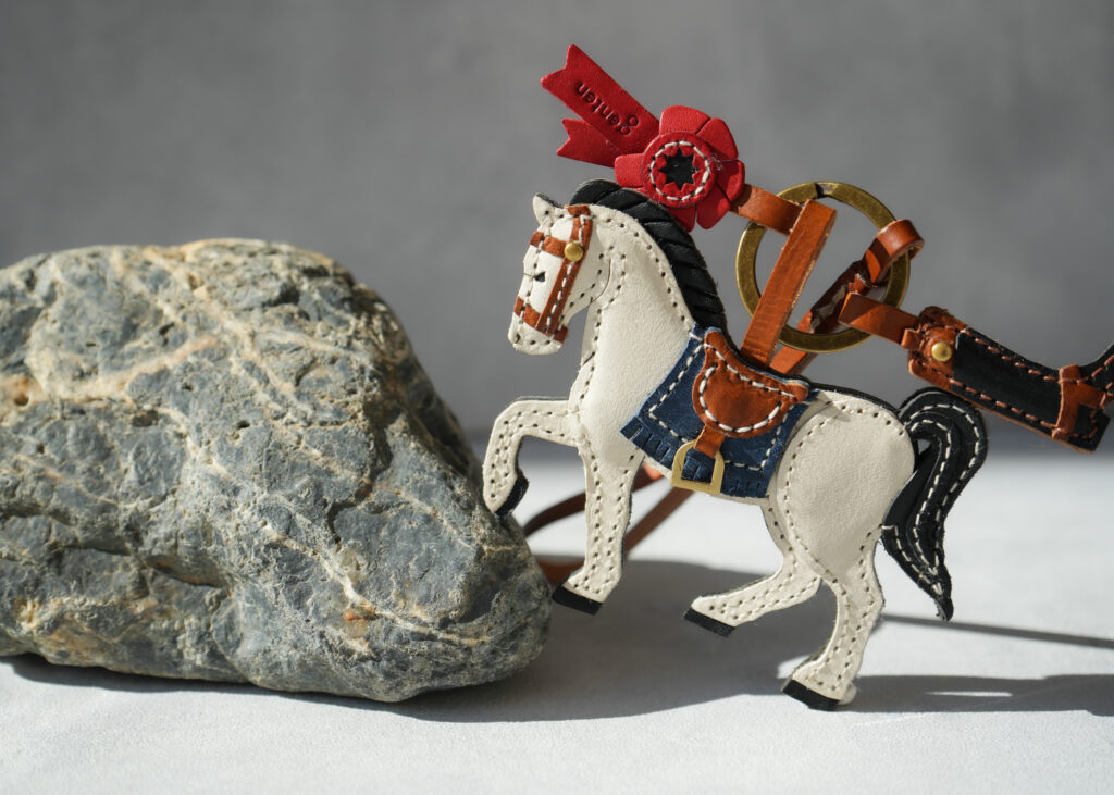 一年をともに駆け抜ける、幸運のモチーフ