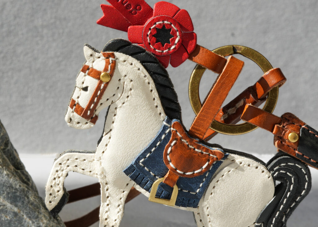 職人の手仕事が生む、立体的な存在感
