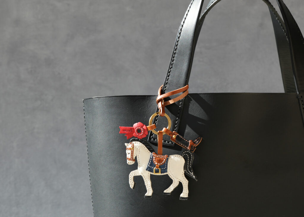 毎日を彩る、上質なレザーチャーム