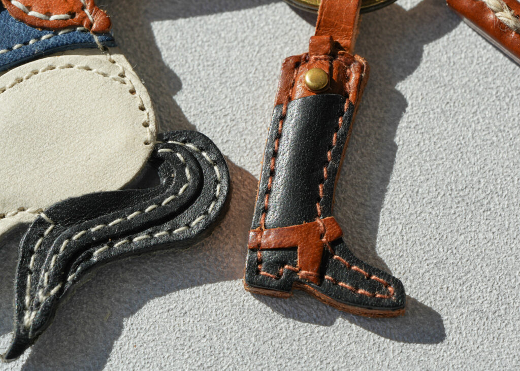 縁起の良い「左馬」をかたどった幸運モチーフ