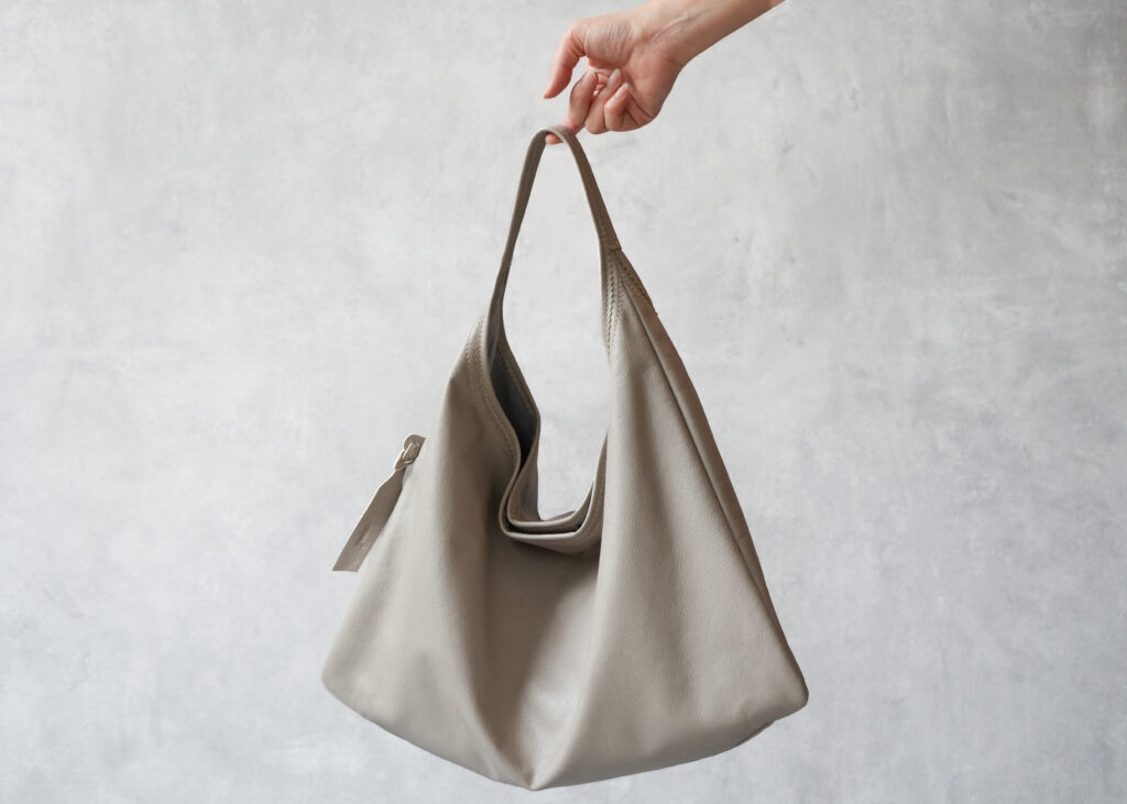 羽のように“軽い本革”という、新しい選択肢を全ての人へ