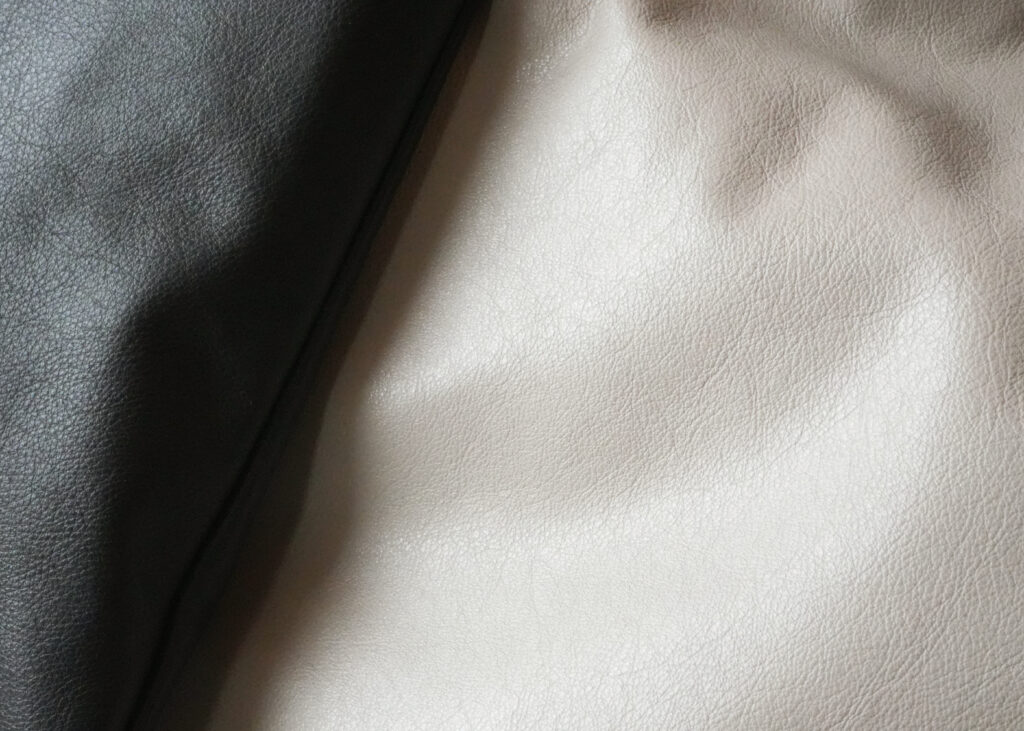 本革なのに軽い理由──2回鞣し・2回染色の特別な工程