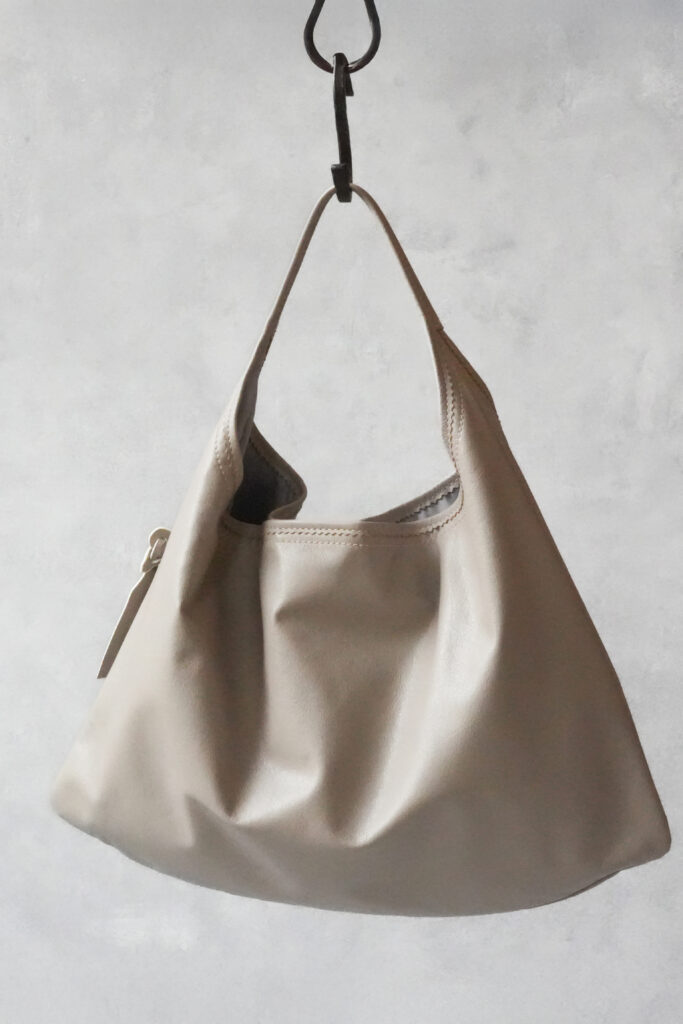 角張らない柔らかなフォルム、最後にデザインするのは「持ち主」(モノを入れてない)