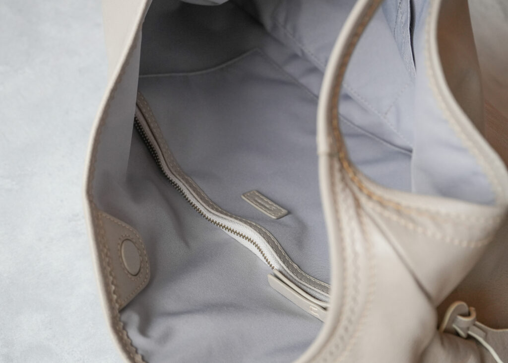 フェザートートバッグ|軽量×通勤向けの王道アイテム