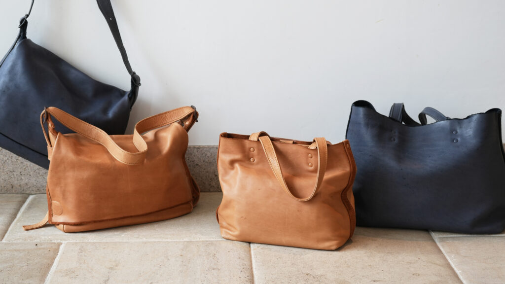 ホースレザーバッグ3型｜自然の痕跡を映す新作トートと人気ショルダー新色のアイキャッチ画像です。