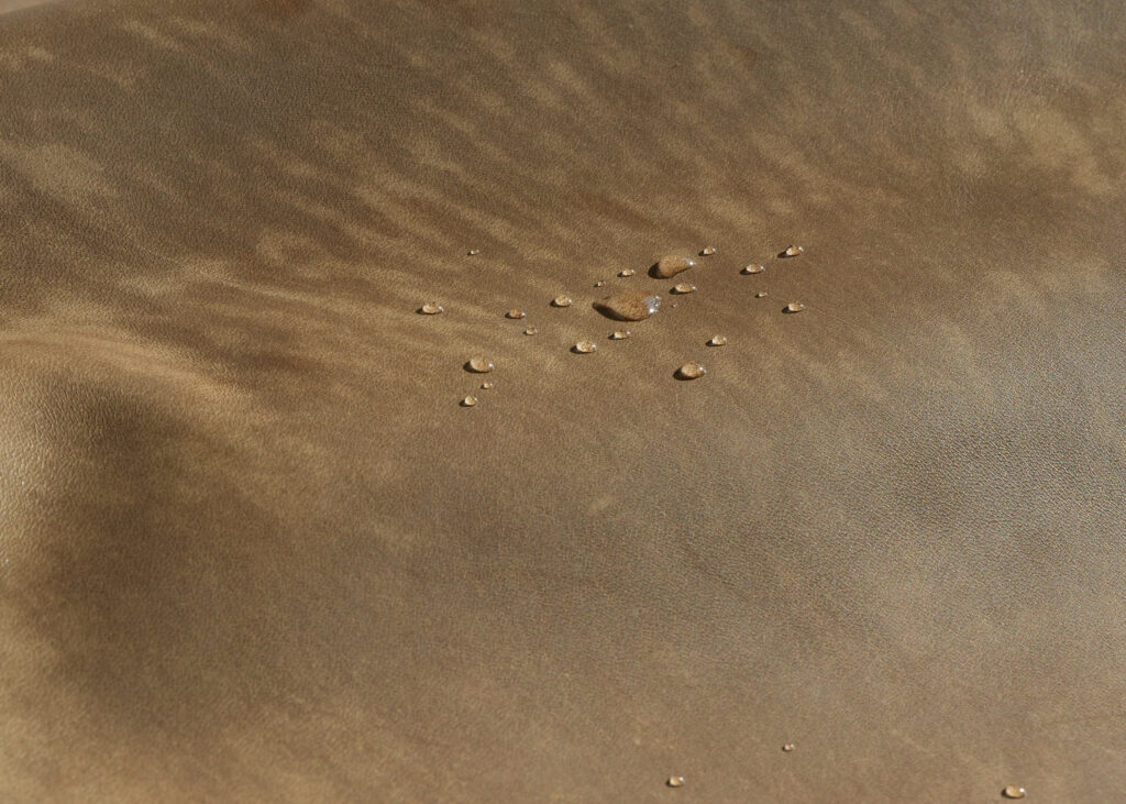 軽さと色合いを追求したコルサの革づくり