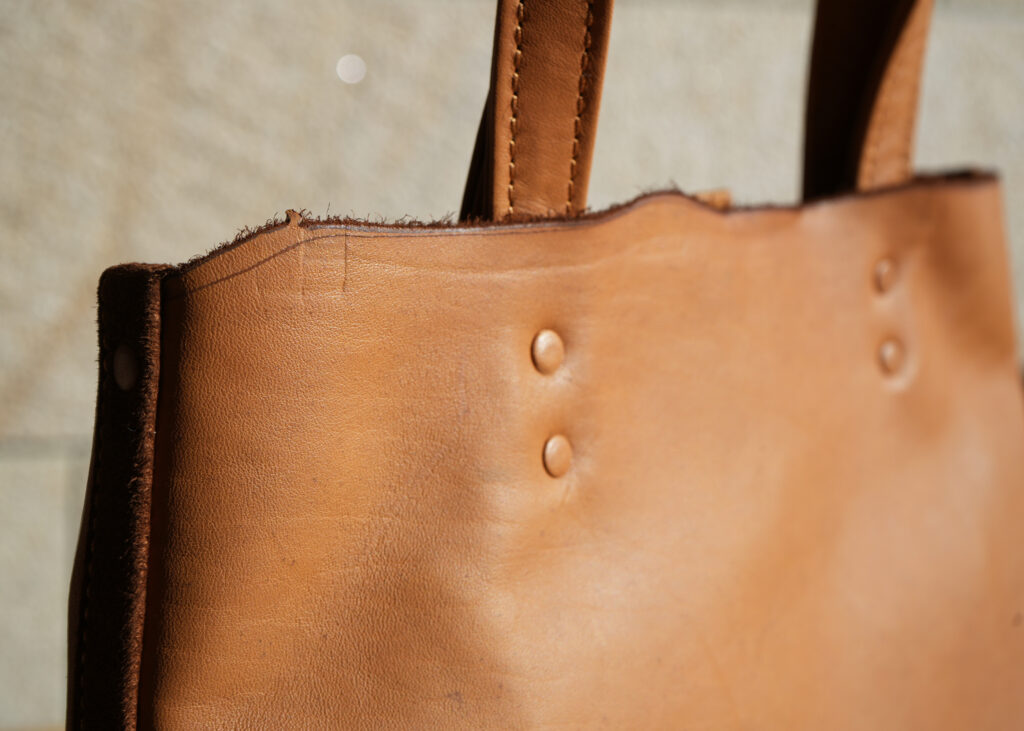 馬革がもつ“自然の痕跡”と育つ景色