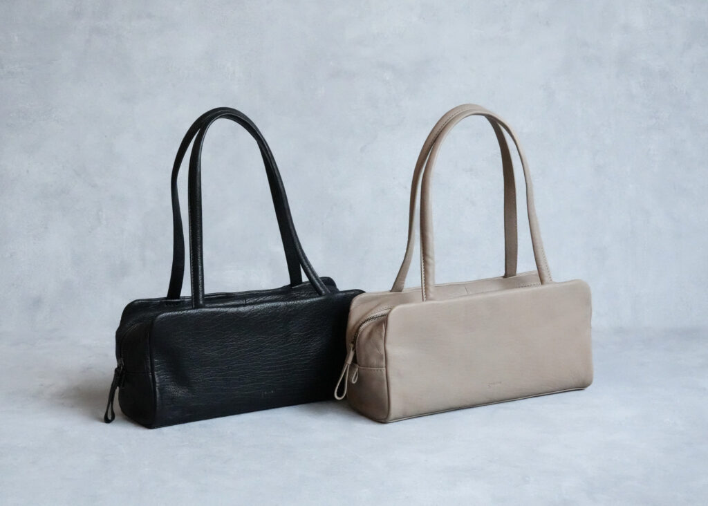 新型ボストンバッグ ― “顔のないデザイン”が映す革の景色