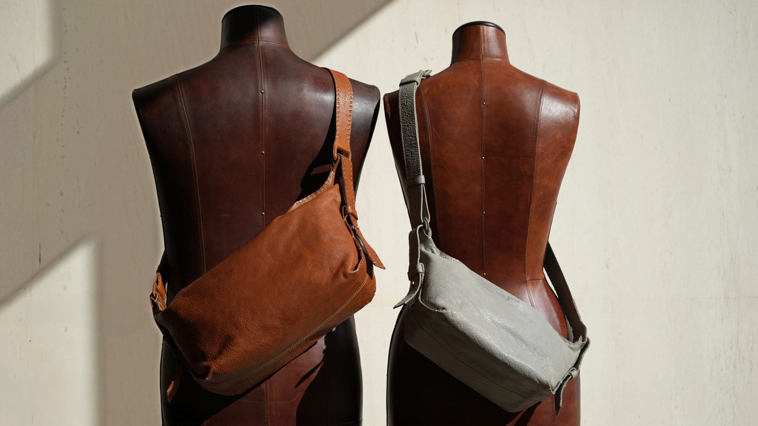 ジェンダーレスなレザーメッセンジャーバッグ2色｜毎日使える本革のアイキャッチ画像です。