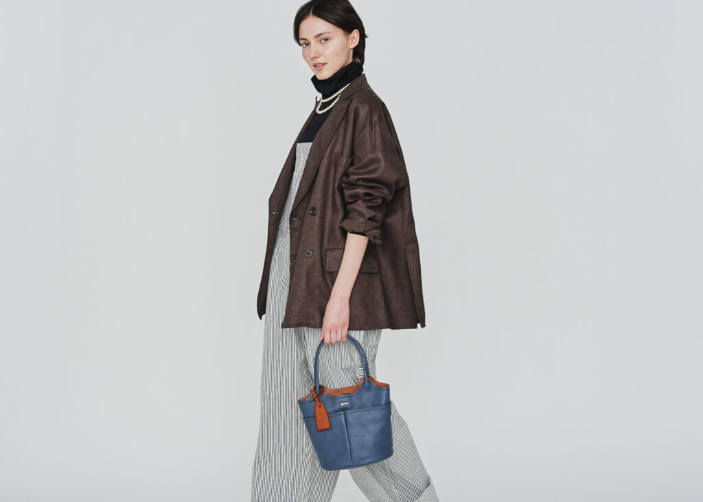 見た目よりも軽量で、毎日使いやすい素材感