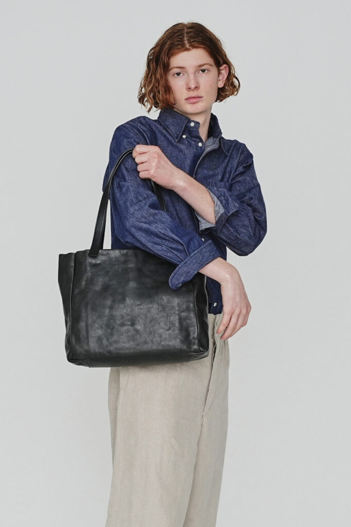 A4トートバッグ｜シリーズの核となる、一枚革トート-3