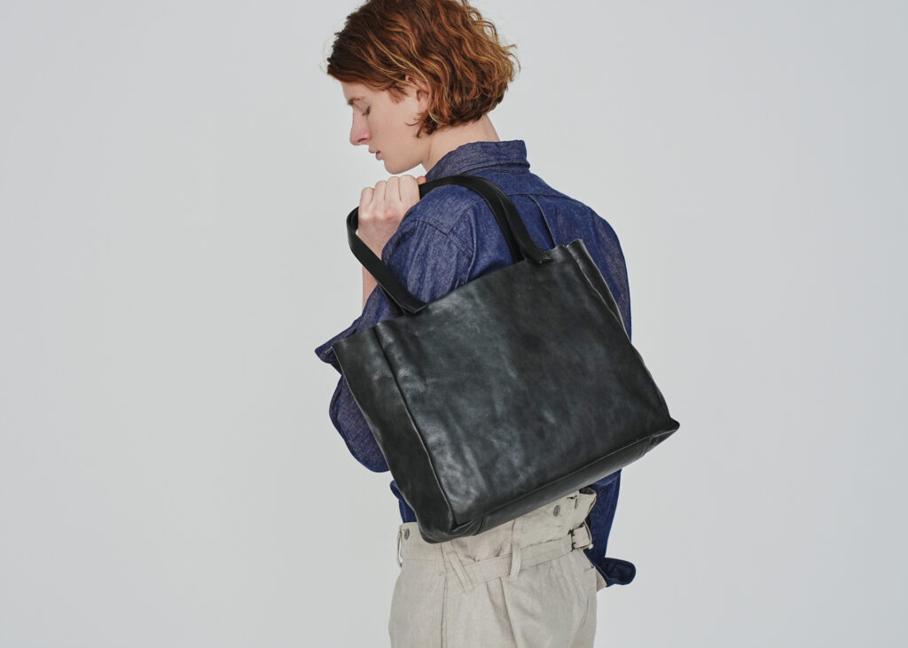 A4トートバッグ｜シリーズの核となる、一枚革トート-2