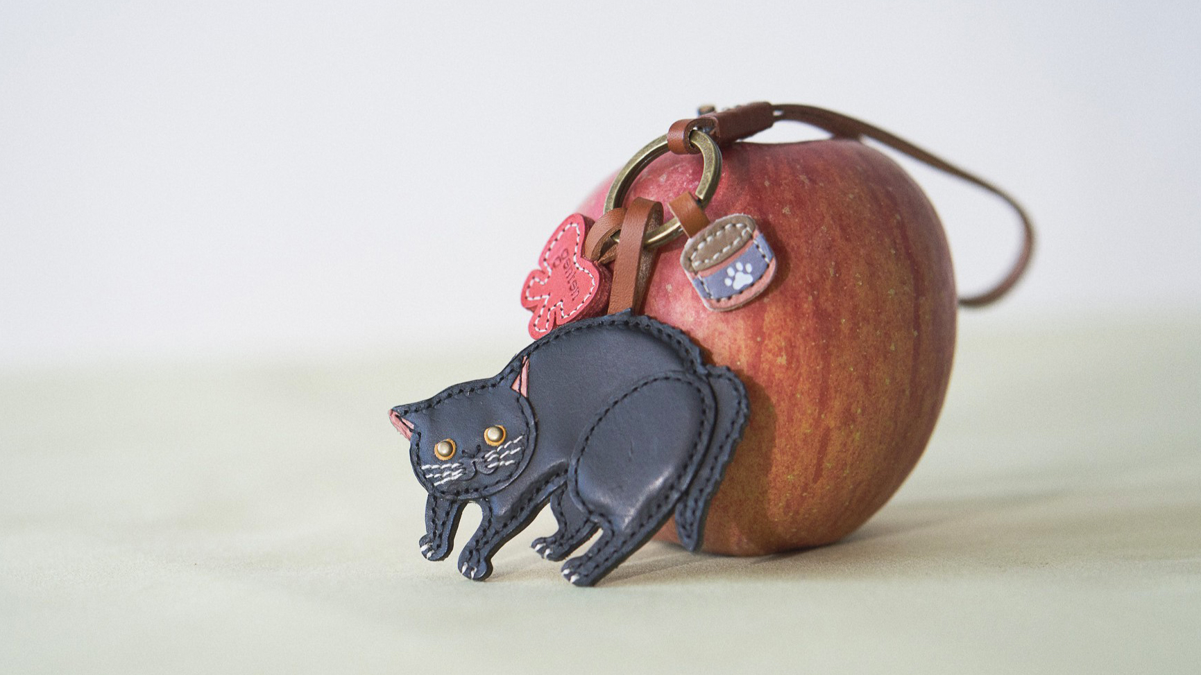 やんのかステップ猫チャーム｜強気な顔が憎めない、小さな子のアイキャッチ画像です。