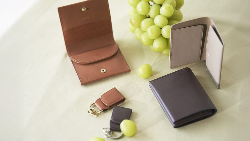 最小限で満ち足りる。シンプルな財布｜本革二つ折り財布ほか全4アイテムのアイキャッチ画像です。
