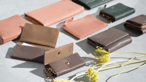 心躍る、上品な大人色のゴートレザー財布「フレスコ」に新型2つ仲間入りのアイキャッチ画像です。