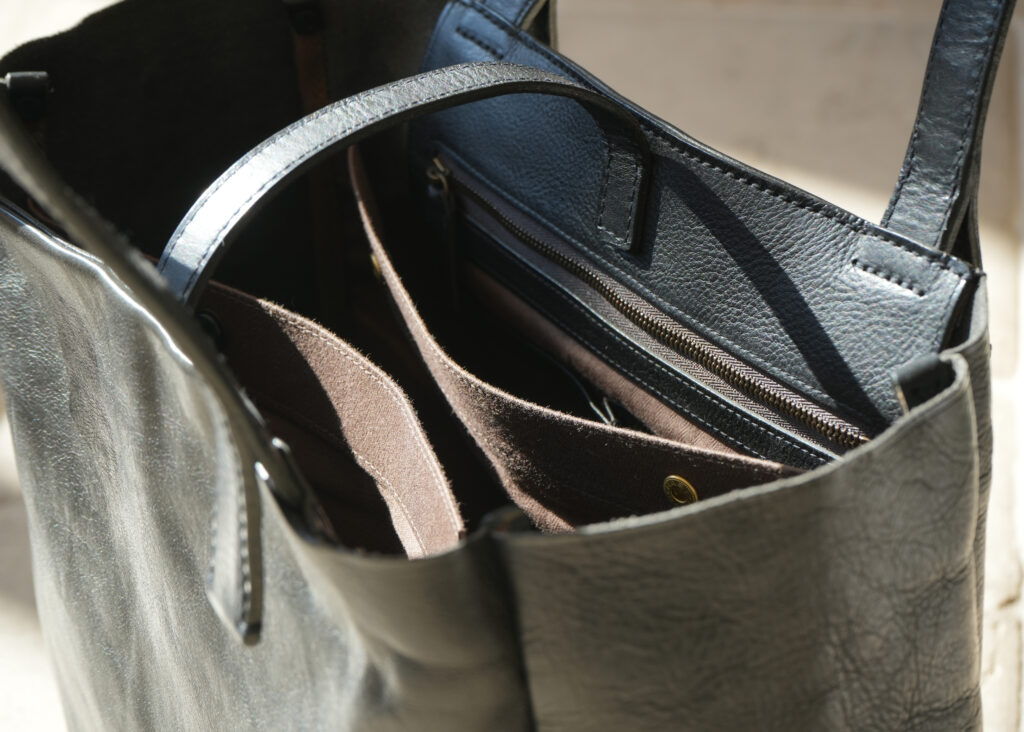 一枚革の「景色」を損なわない構造、そして軽さも実現