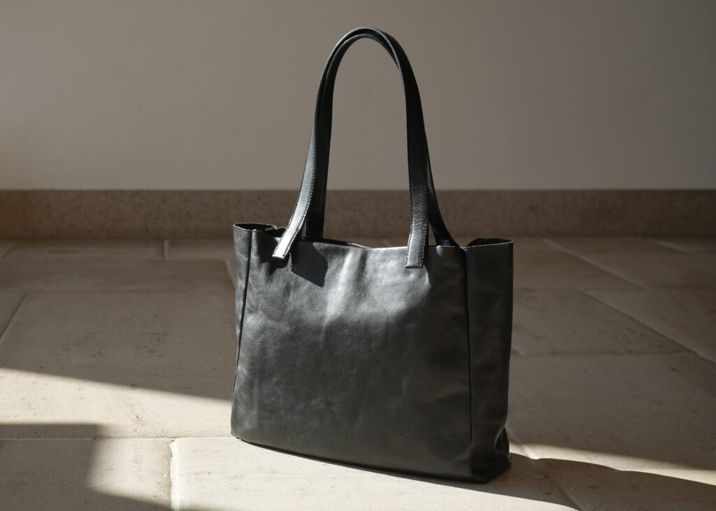 A4トートバッグ｜シリーズの核となる、一枚革トート‐1