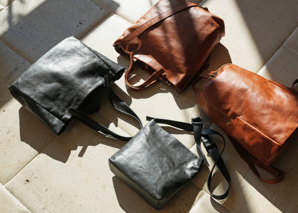 削ぎ落とした先に残った、本革バッグのかたち