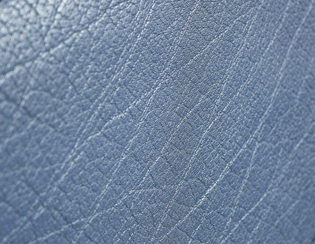 水牛革ならではの耐久性と、キズ・水染みに強い特性
