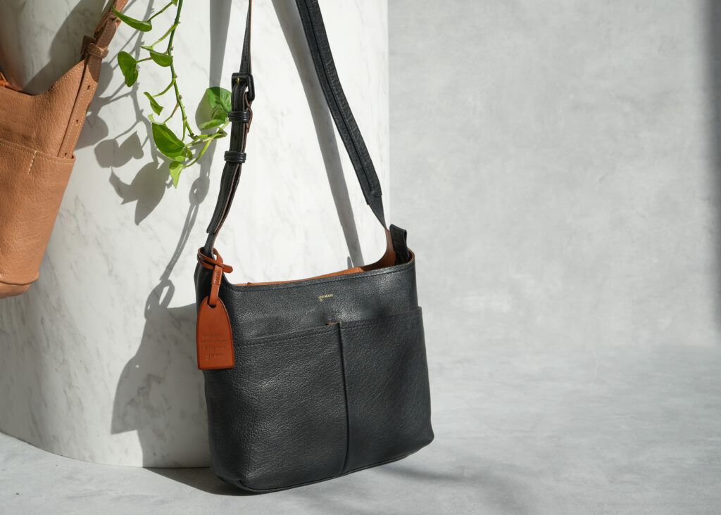 ショルダーバッグ｜中身が見渡せる、軽快な横型