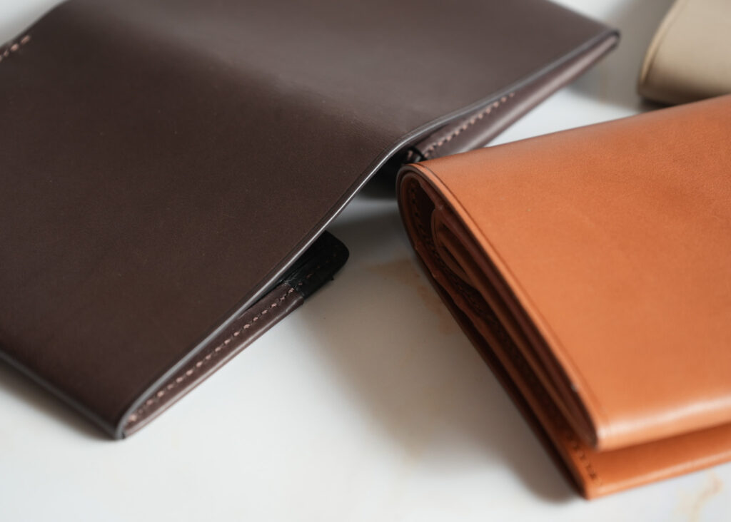 革を折り返して使う、贅沢な構造