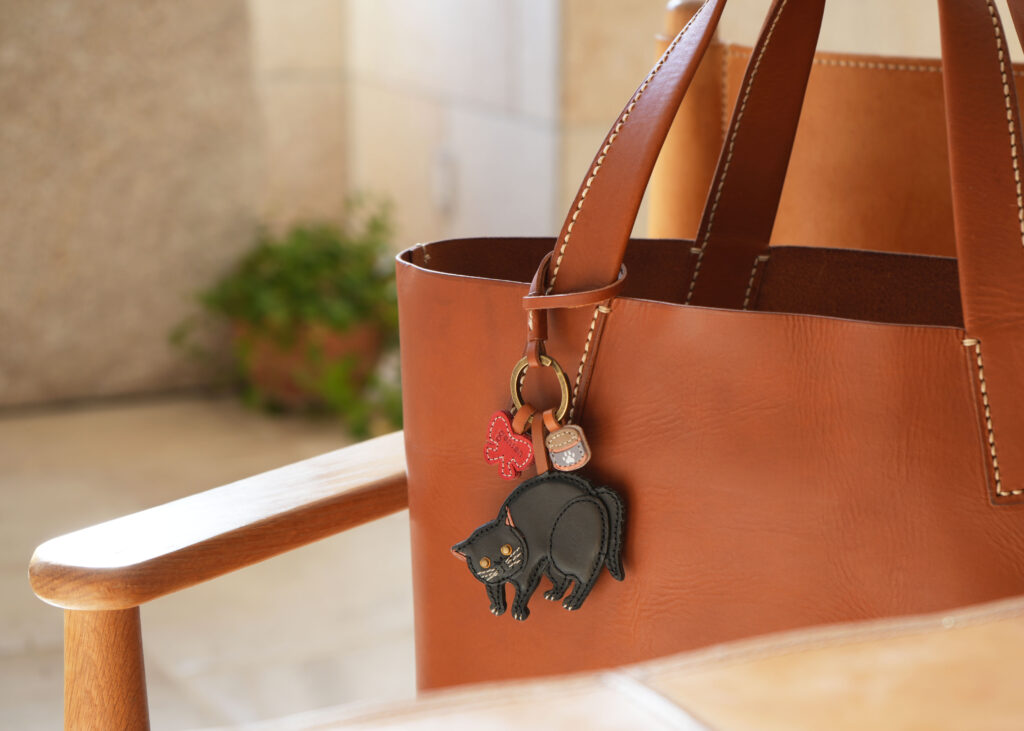 「持ち歩く楽しさ」をくれる、本革の猫チャーム-1