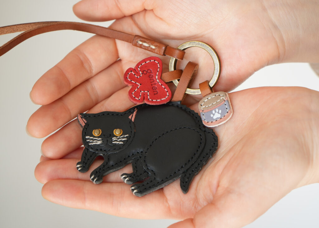 小さな革から生まれる、ワクワクチャームという発想