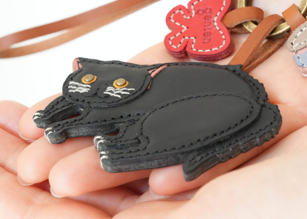 小さなパーツを積み重ねる、職人のハンドメイド仕立て