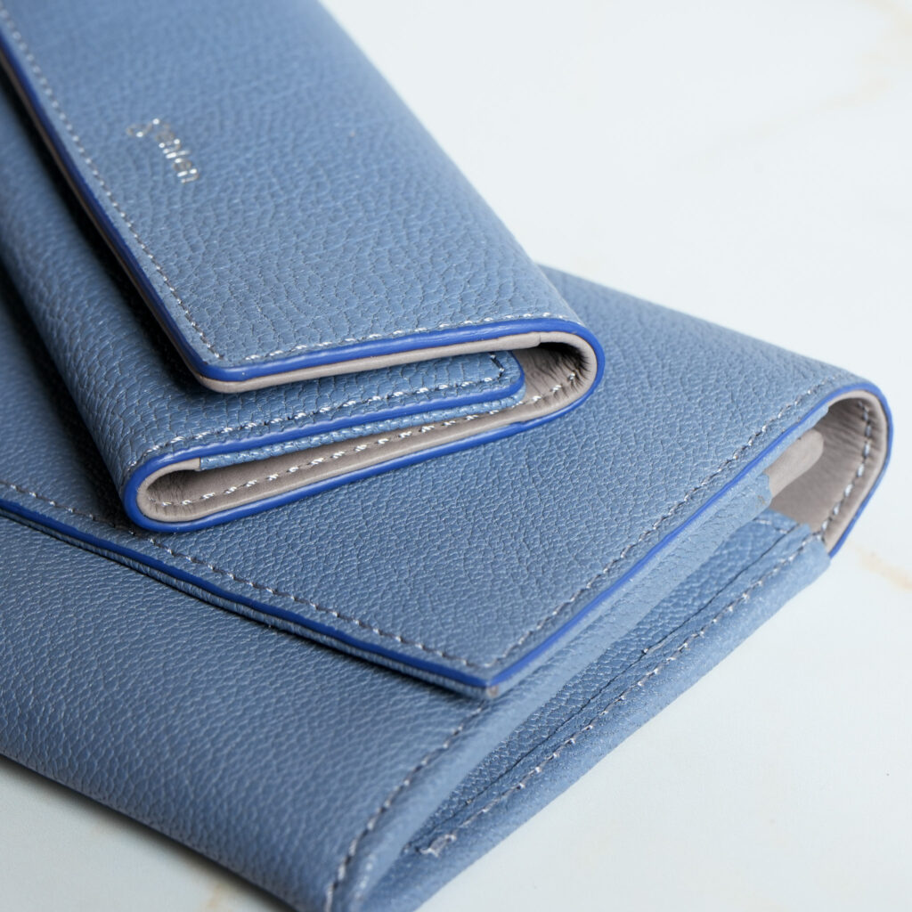 コバの濃色が生む、さりげないコントラスト