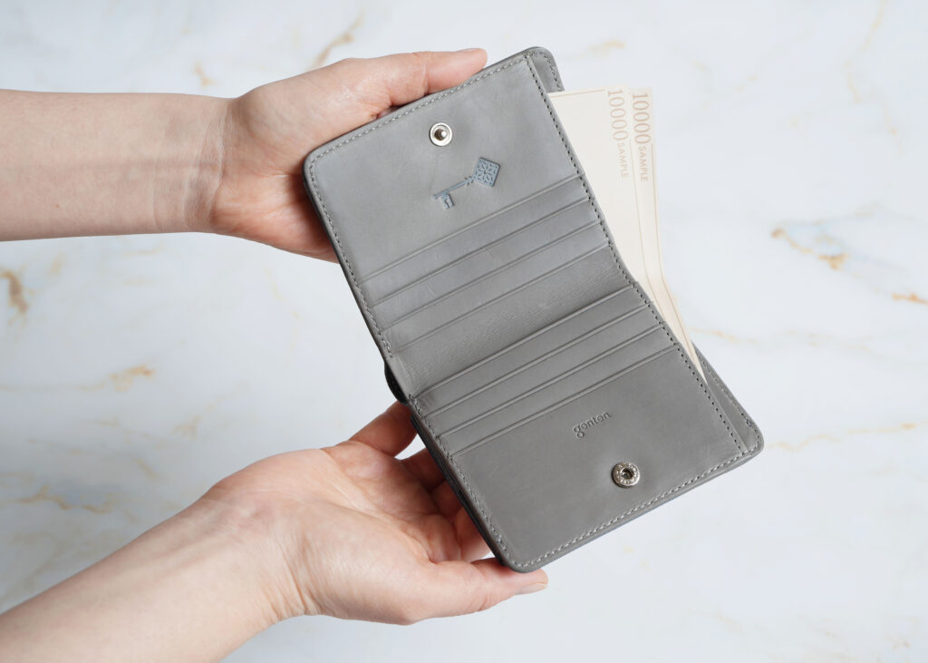 二つ折り財布|ミニバッグ派の“ちょうどいい”収納バランス‐2