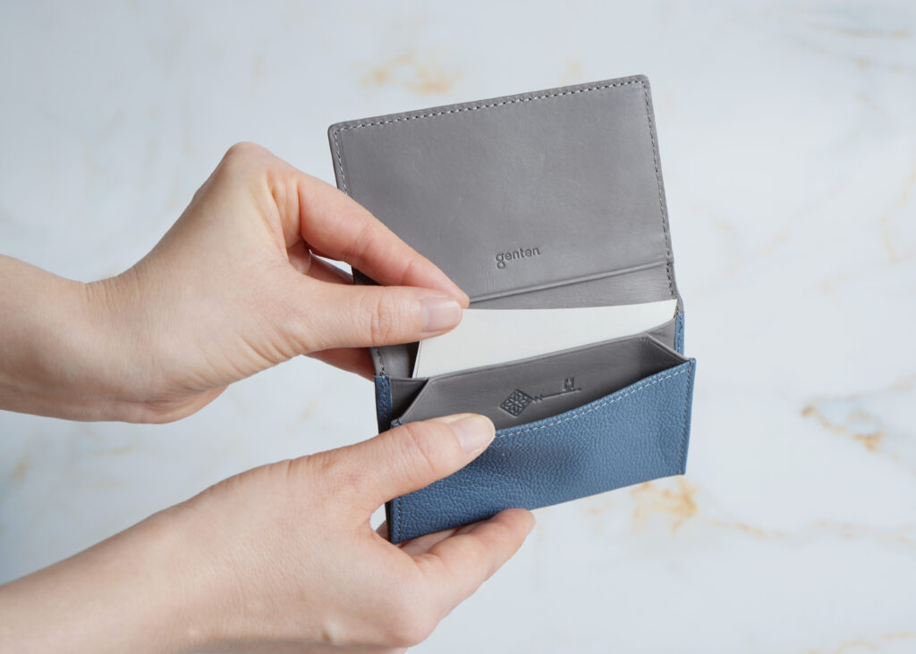 名刺入れ|“すっきり”と“しっかり”を両立する風琴マチ