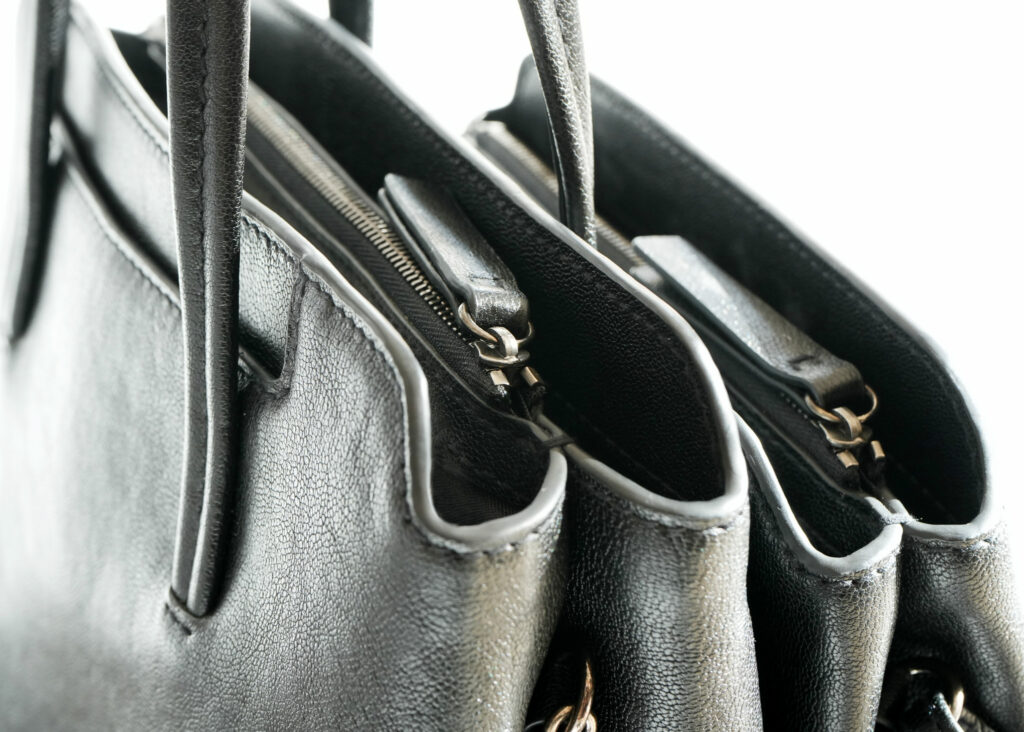 一気仕上げのコバ塗りに込めた、妥協しないものづくり