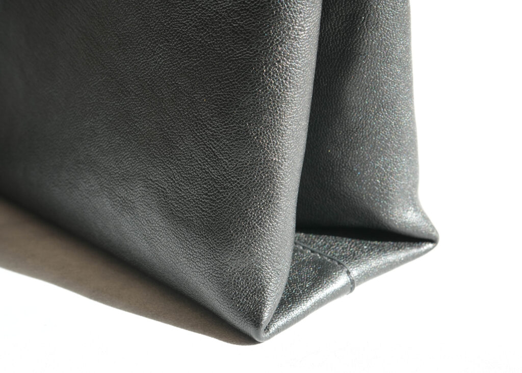 自立する構造と、軽やかな持ち心地