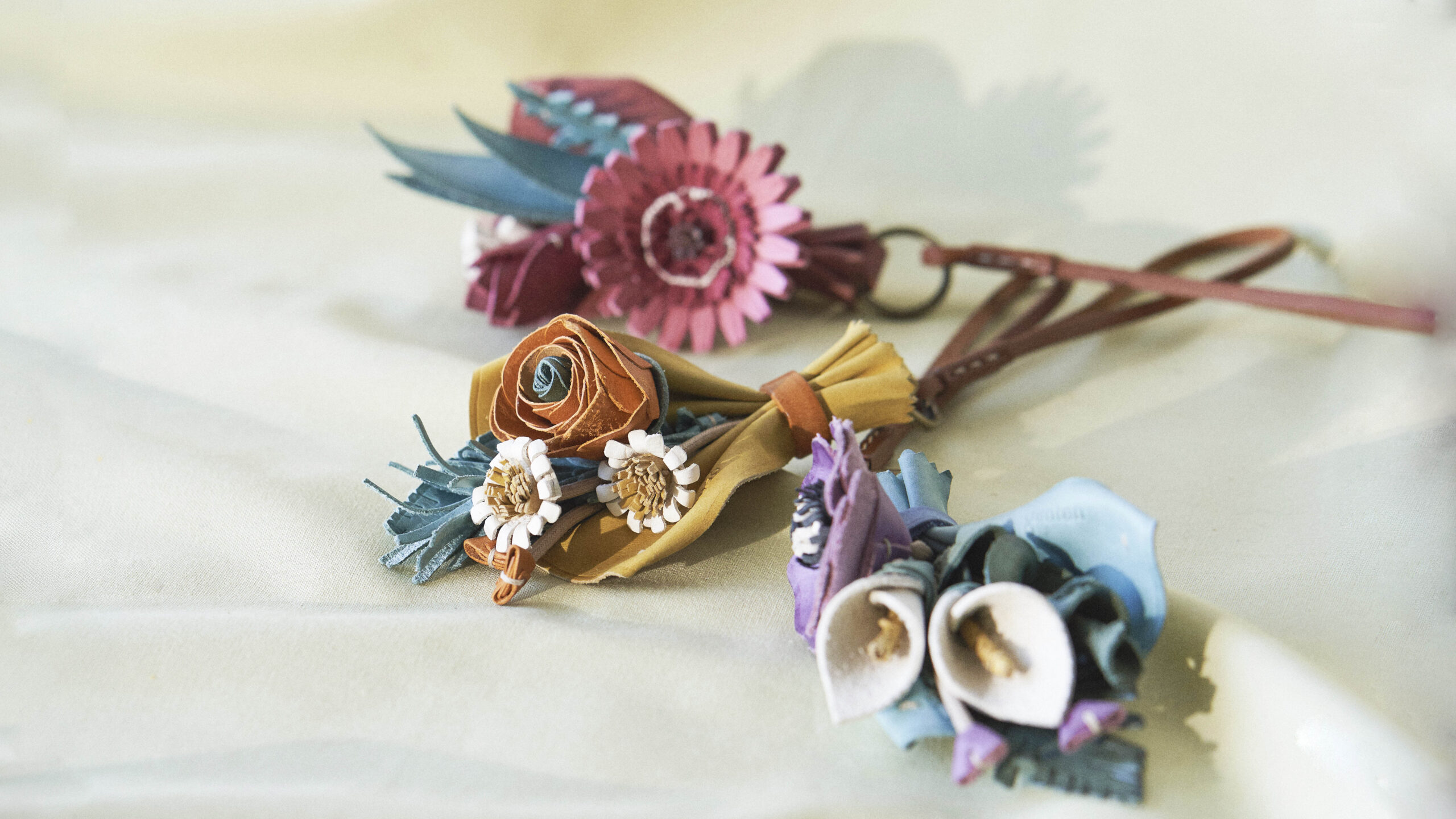 母の日に「枯れない花のバッグチャーム」を。手仕事で仕上げた本革の花束