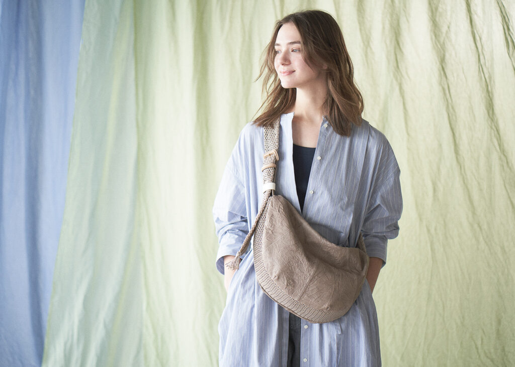 軽やかな上質を、いつもの装いに