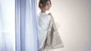 春夏の風が抜けるカットワークバッグ｜さりげない幸運モチーフのアイキャッチ画像です。