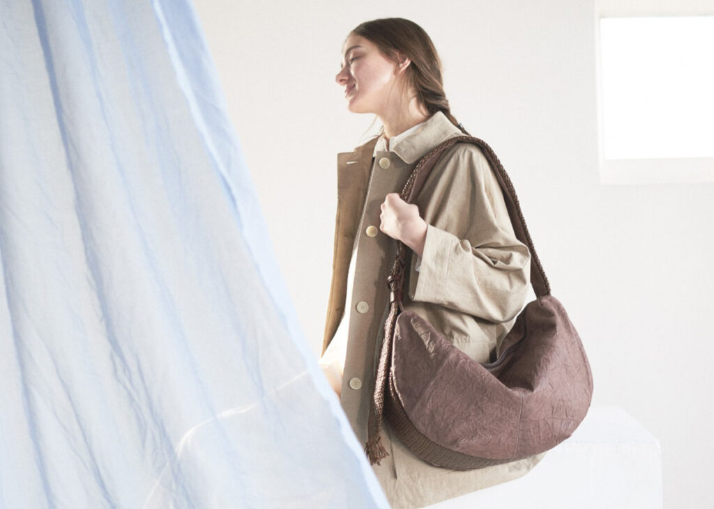 ハンモック型のレザーバッグ｜力の抜けたフォルム