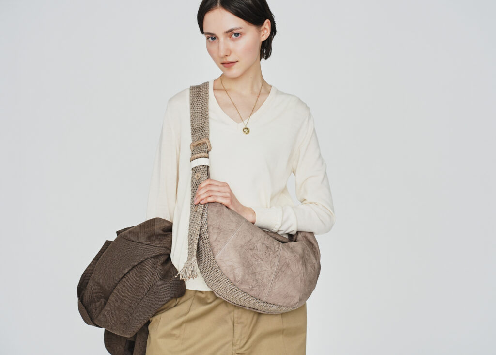 大小2サイズで選ぶ、肩掛けの距離感と収納-4